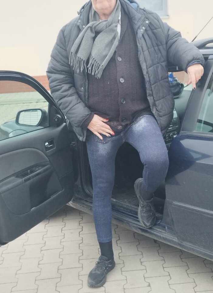 Wysiadając z auta nie zapomnij poprawić stringów.... 👙 - Gregorja