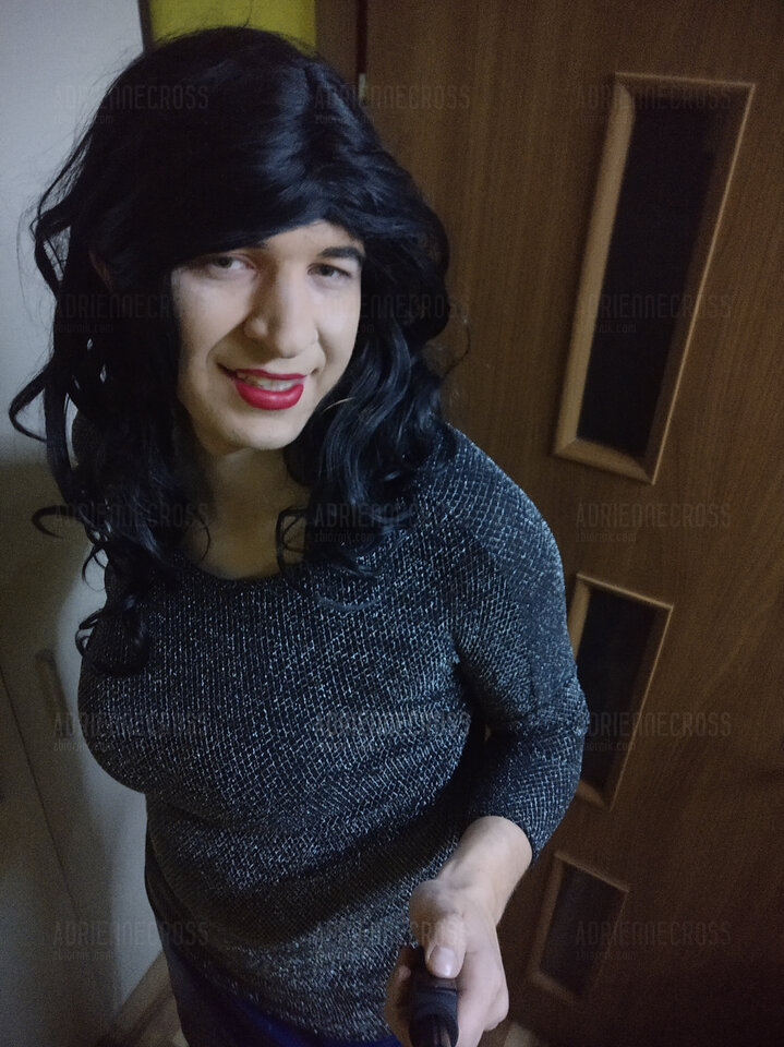 Czarna i uśmiechnięta - Adriennecross