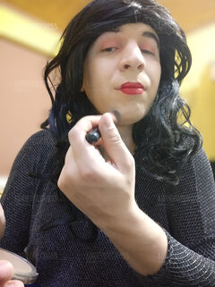 Pani szykująca się na wieczór