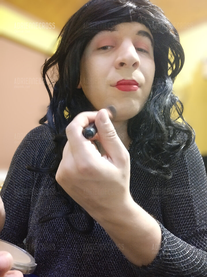 Pani szykująca się na wieczór - Adriennecross