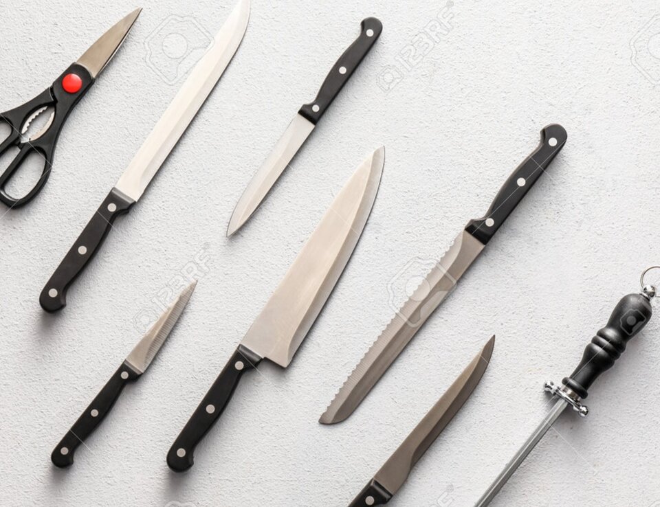 175569501-set-of-knives-with-sharpener-and-scissors-on-light-bac - masochista1234