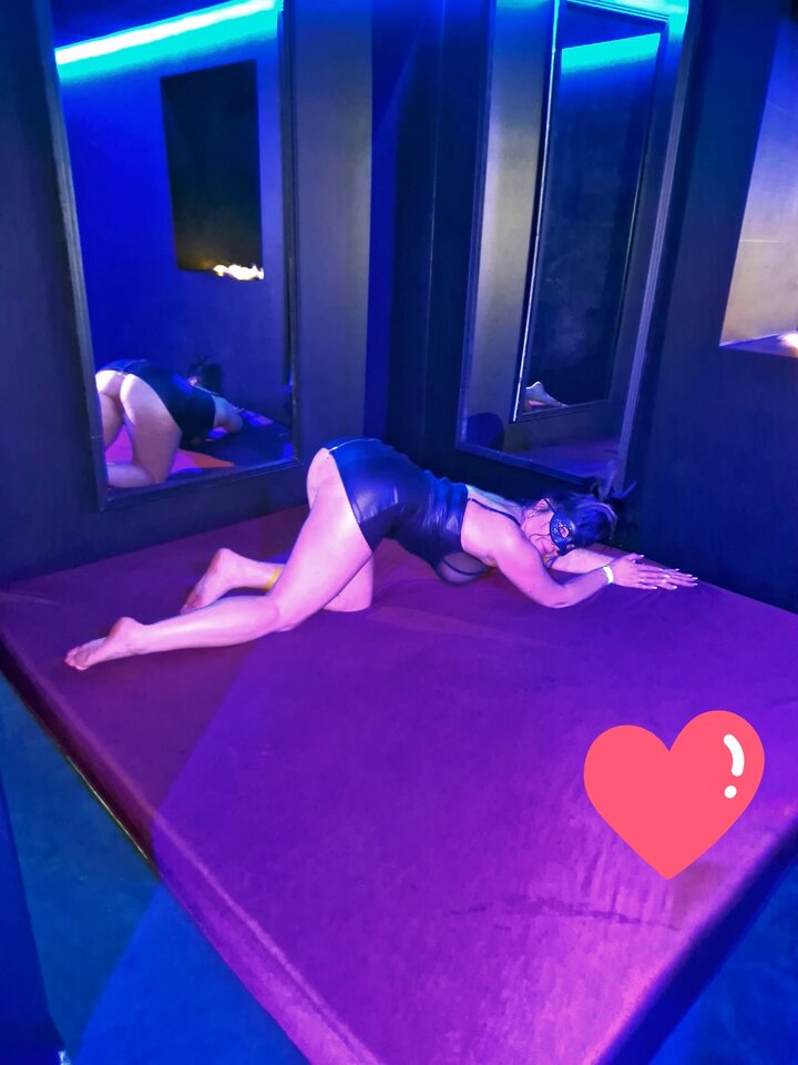 Nadchodzi okres godowy, samica stroszy piórka - leo_goga49