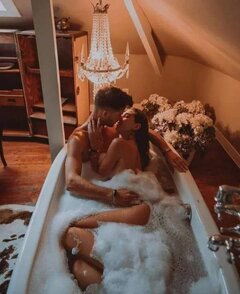 wzajemna  kąpiel w blasku płonących świec...