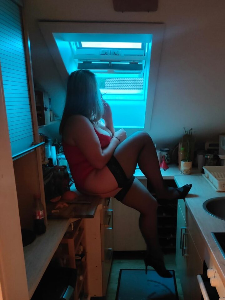 Ciekawe czy sąsiedzi też wyszli na papierosa... 🤔 - Zwierzaczki_domowe