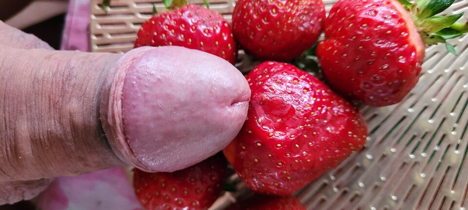 Truskaweczki ze śmietaną czy bez?😜 - Naturysta72