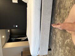 Kiedy Ona jeszcze dopracowuje makijaż który za chwilę rozmarz