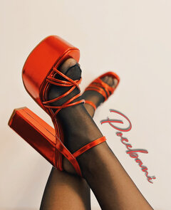 Chciałoby się dorwać do tych cudownych stópek🔥😈