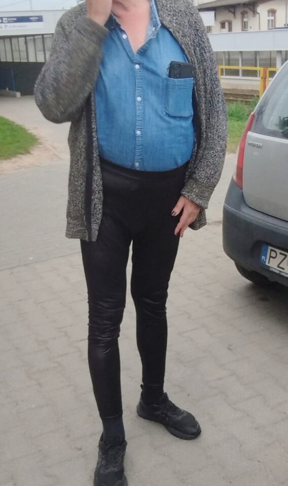 Damski facet w latex legginsach....👄👙😜 - Gregorja