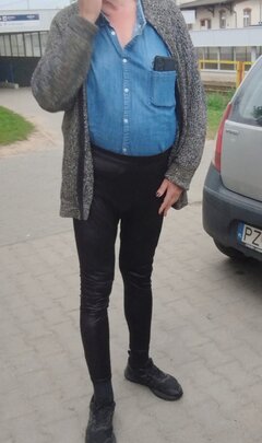 Damski facet w latex legginsach....👄👙😜