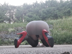 Ja na czworakach w plenerze.jpg