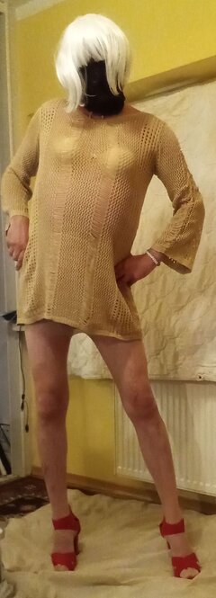 Blondi w beżowych rajstopkach i czarnej masce.jpg