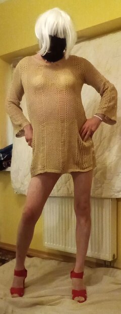 Blondi w beżowych rajstopkach i czarnej masce2.jpg