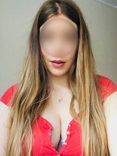 Bluzeczka się trochę rozpięła…