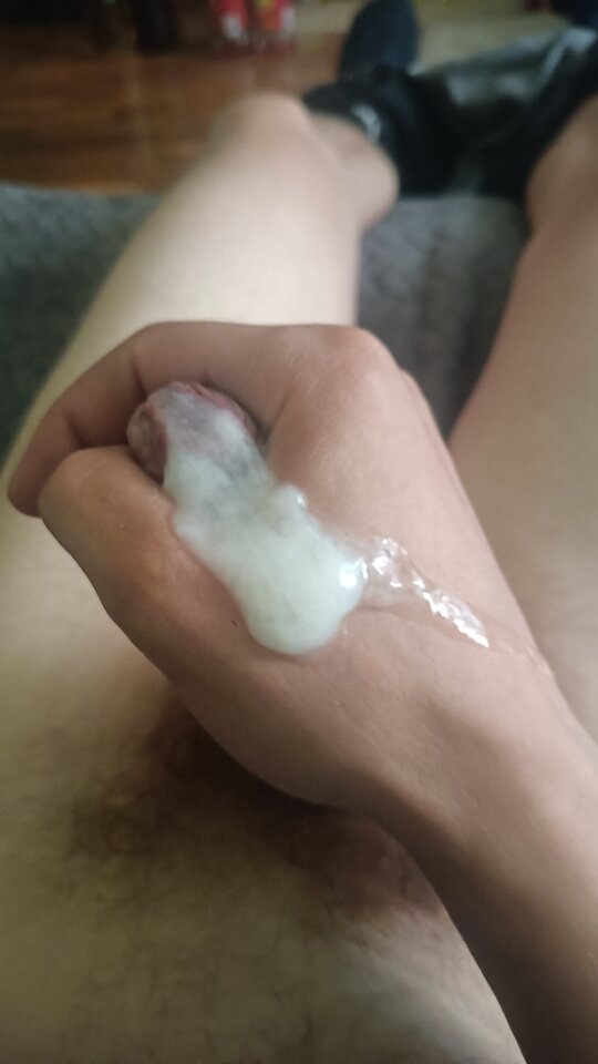 Kto pomoże mi zlizać spermę z mojej dłoni? - pako666666