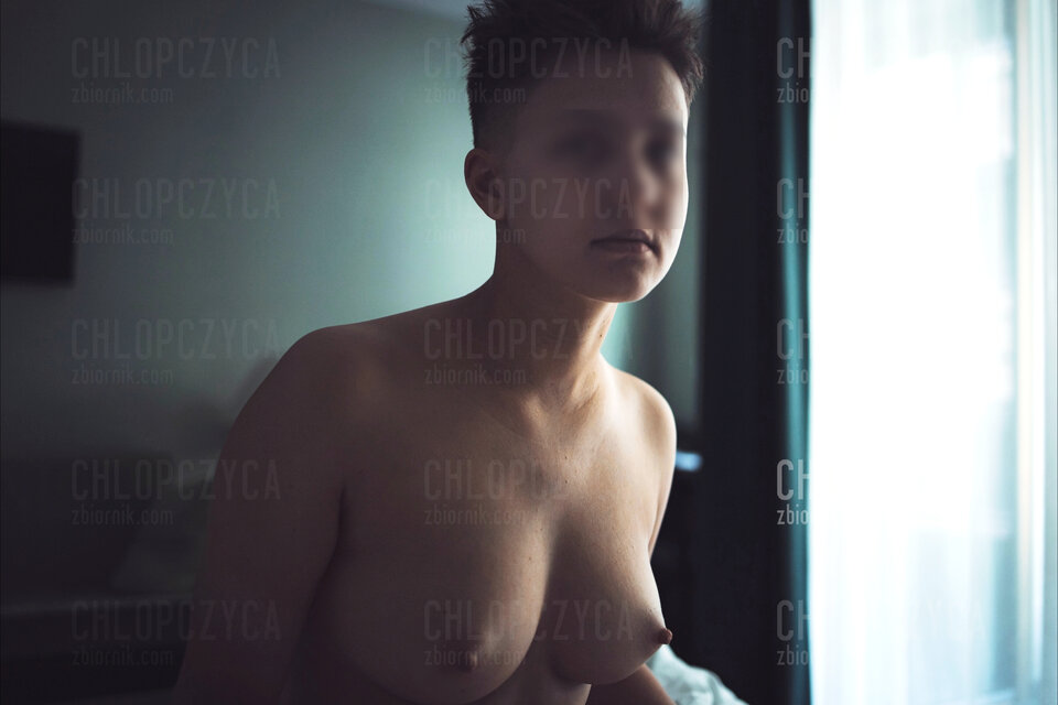 Kto rano wstaje, temu... sterczą sutki:P Dzień dobry. - chlopczyca