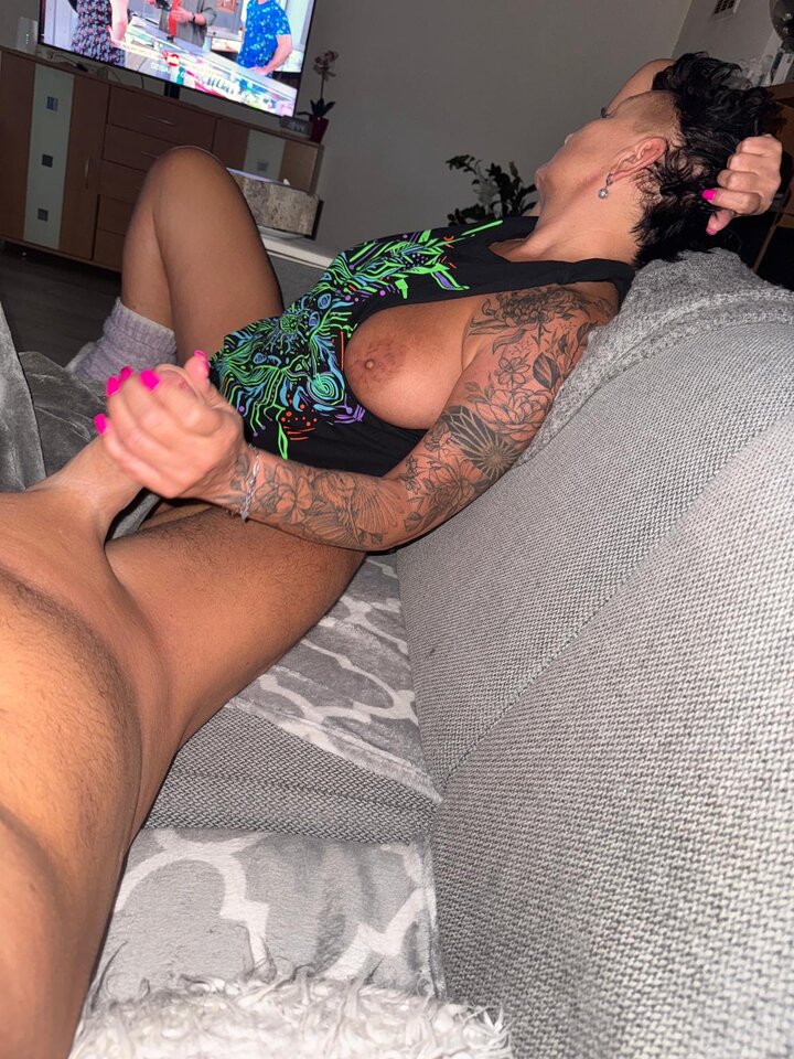 Wyluzuje go nadgarstkiem 🤔 czemu nie co z ręki do buzi 👄 - Sexocholicy3m