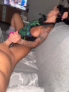 Wyluzuje go nadgarstkiem 🤔 czemu nie co z ręki do buzi 👄