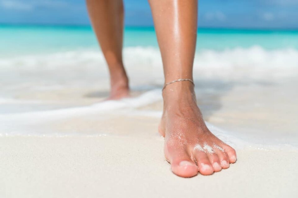 Woman-Walking-on-the-Beach.jpg - Misiadlaciebie